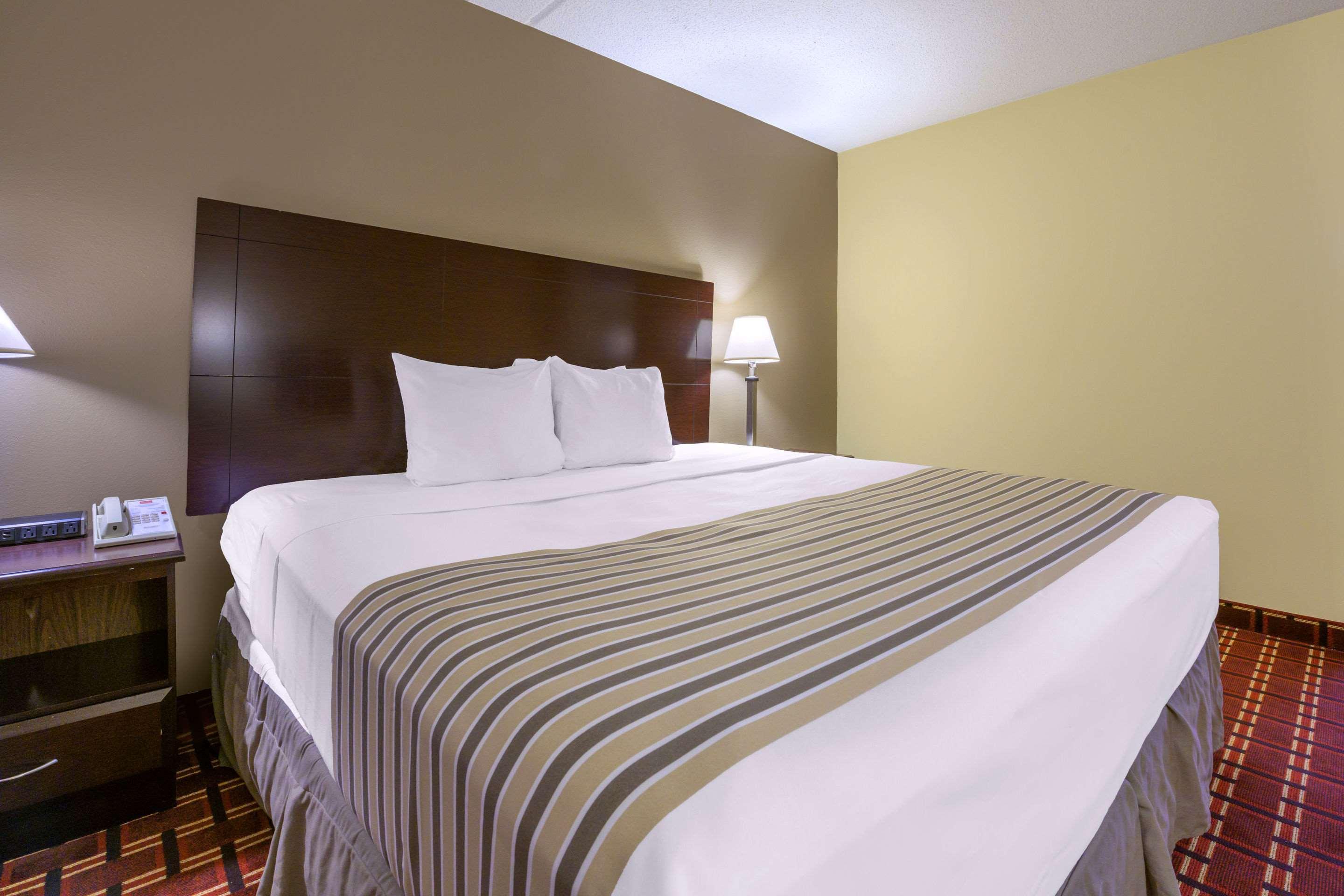 Econo Lodge Inn & Suites Triadelphia - Wheeling Екстериор снимка