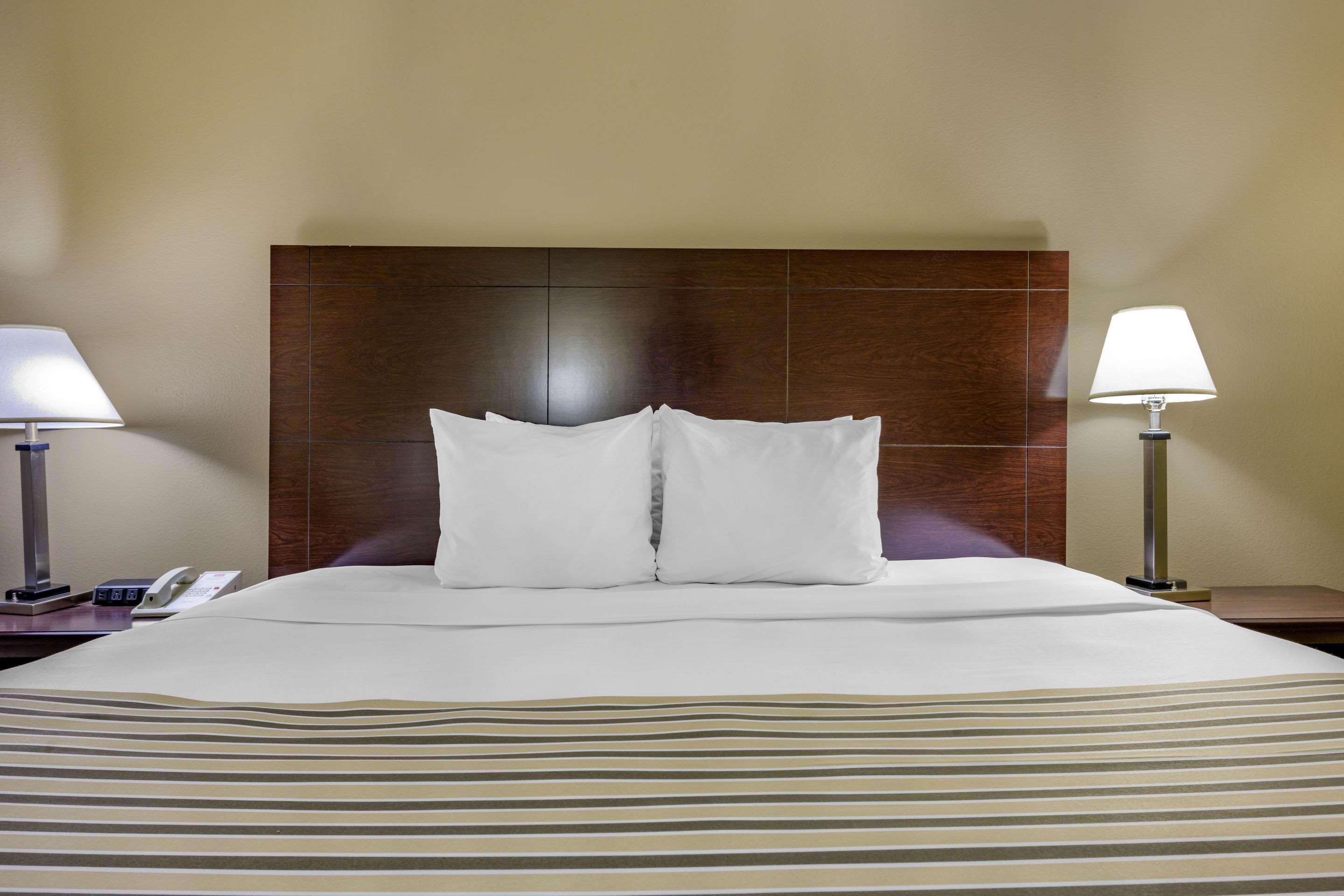 Econo Lodge Inn & Suites Triadelphia - Wheeling Екстериор снимка