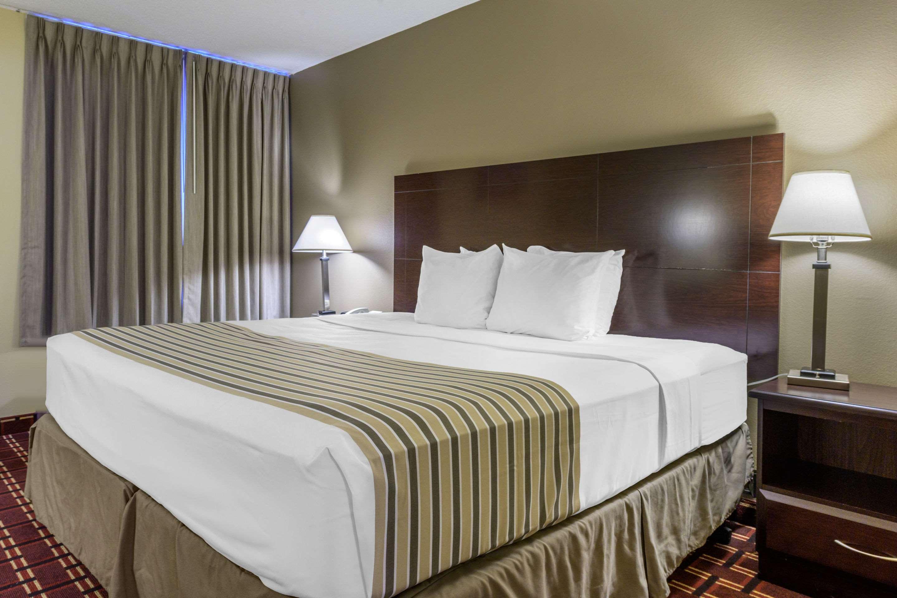 Econo Lodge Inn & Suites Triadelphia - Wheeling Екстериор снимка