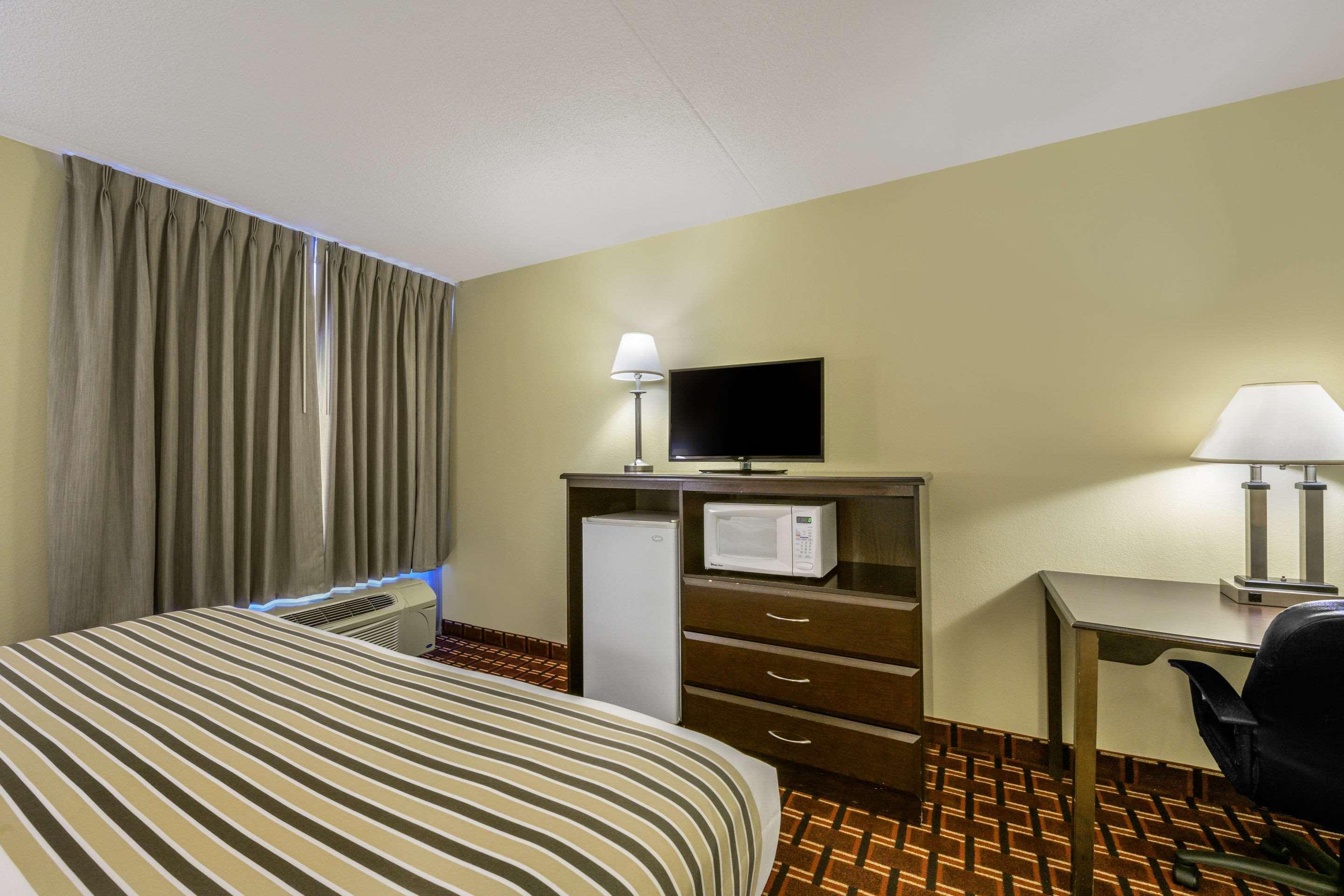 Econo Lodge Inn & Suites Triadelphia - Wheeling Екстериор снимка