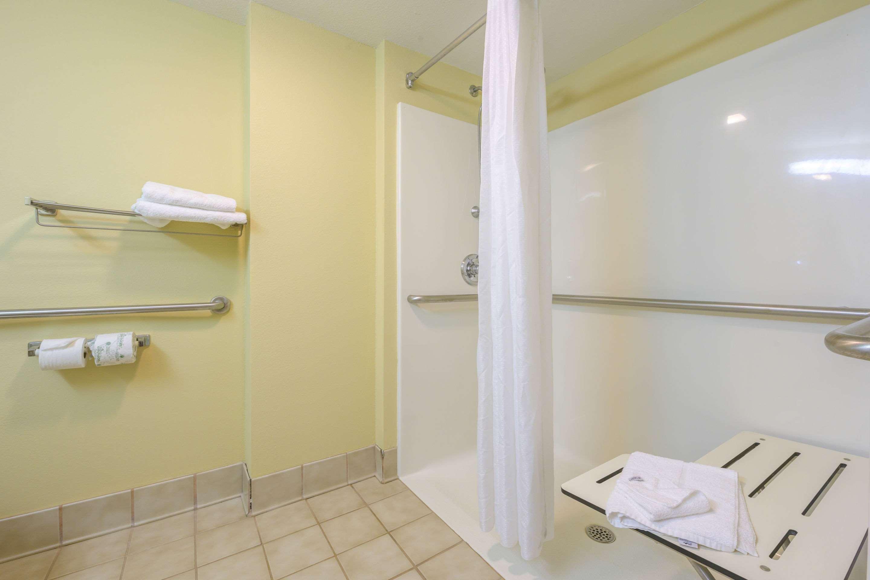 Econo Lodge Inn & Suites Triadelphia - Wheeling Екстериор снимка