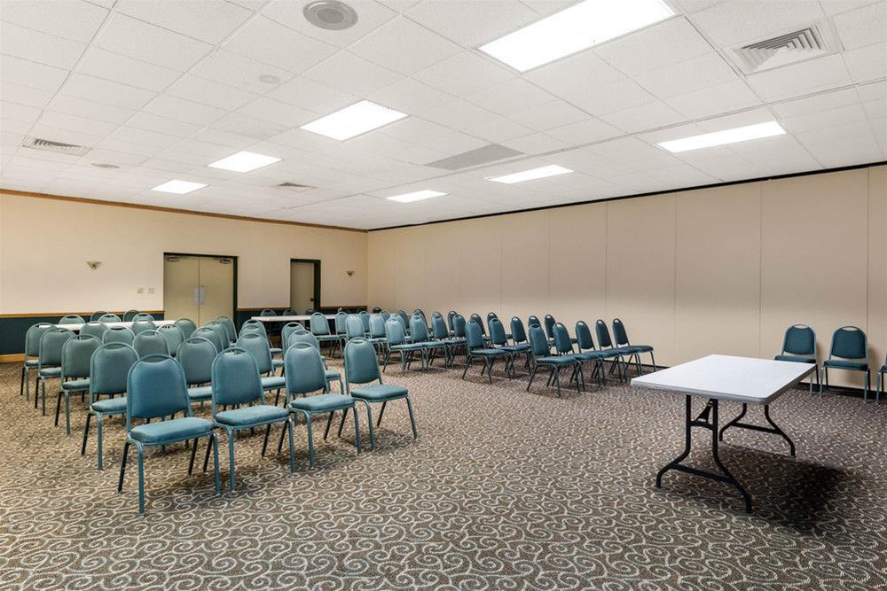 Econo Lodge Inn & Suites Triadelphia - Wheeling Екстериор снимка