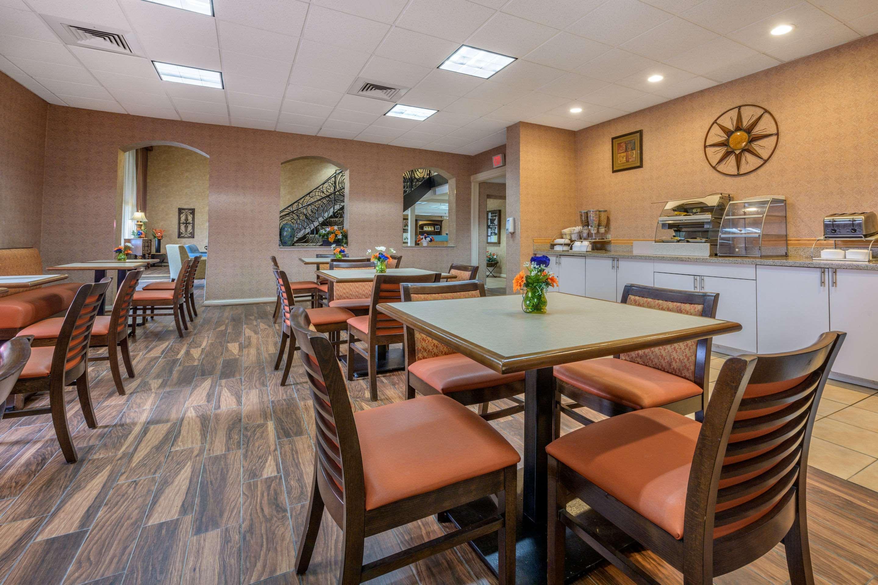 Econo Lodge Inn & Suites Triadelphia - Wheeling Екстериор снимка