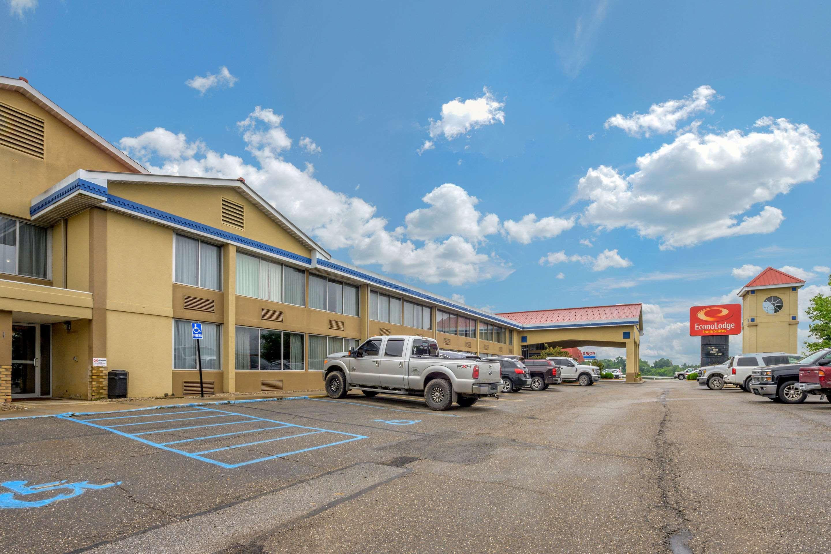 Econo Lodge Inn & Suites Triadelphia - Wheeling Екстериор снимка
