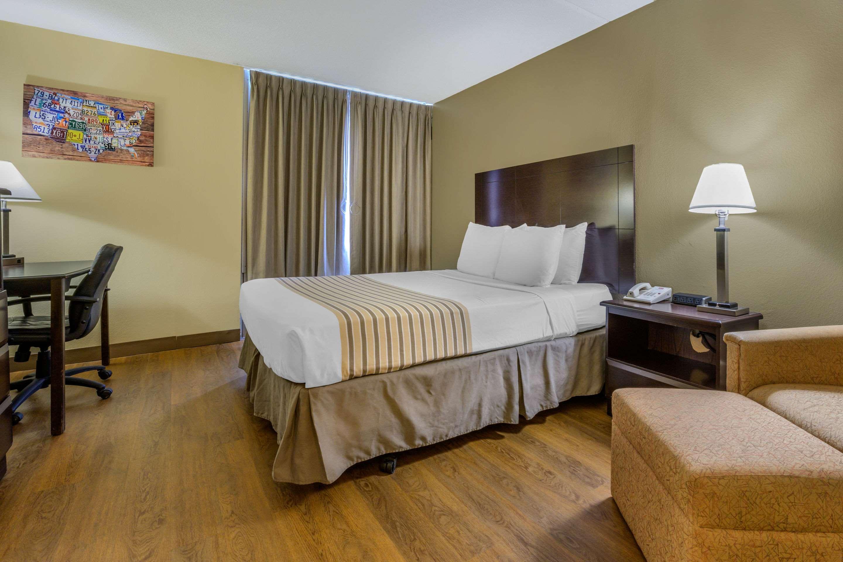 Econo Lodge Inn & Suites Triadelphia - Wheeling Екстериор снимка