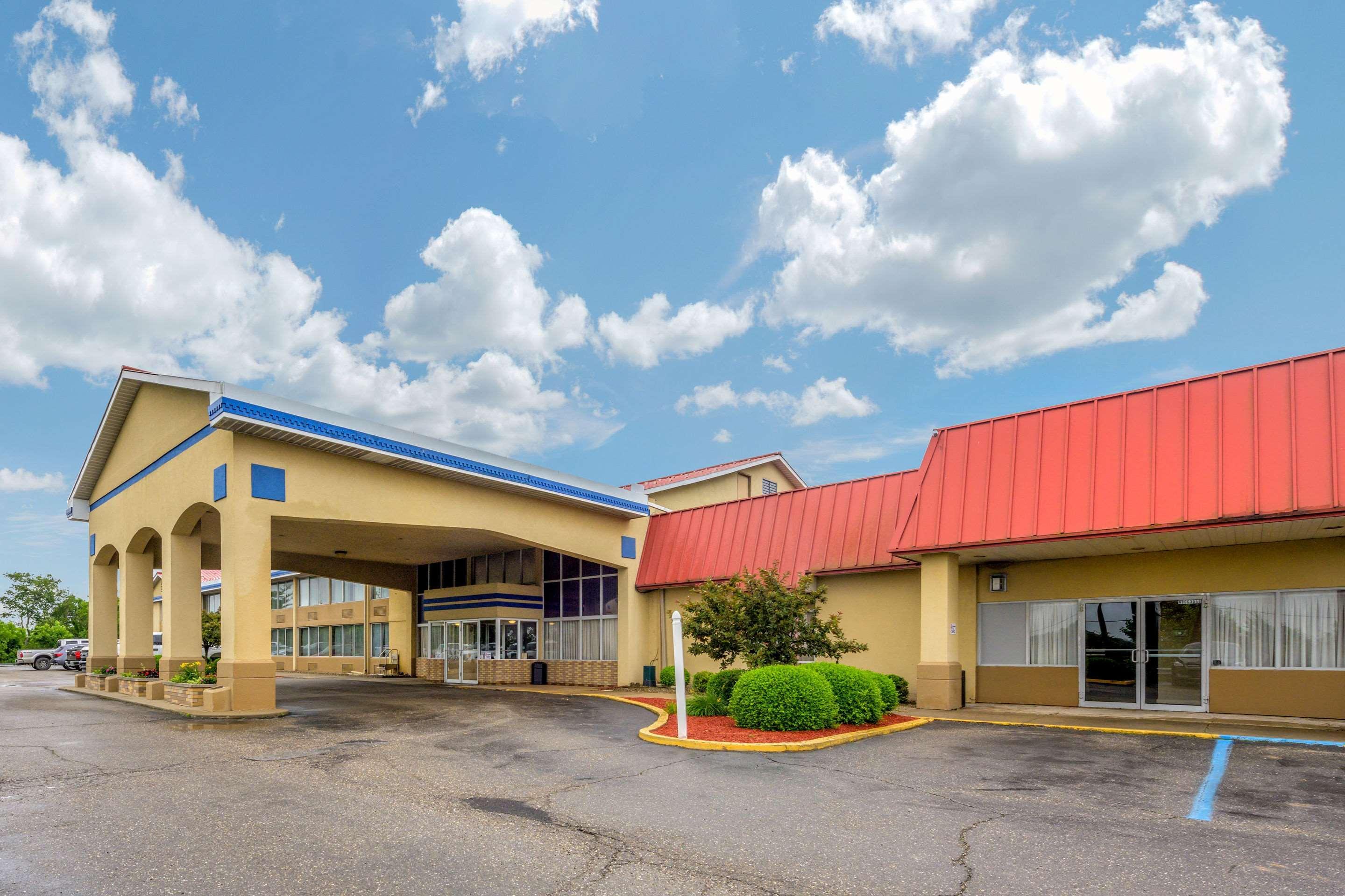 Econo Lodge Inn & Suites Triadelphia - Wheeling Екстериор снимка