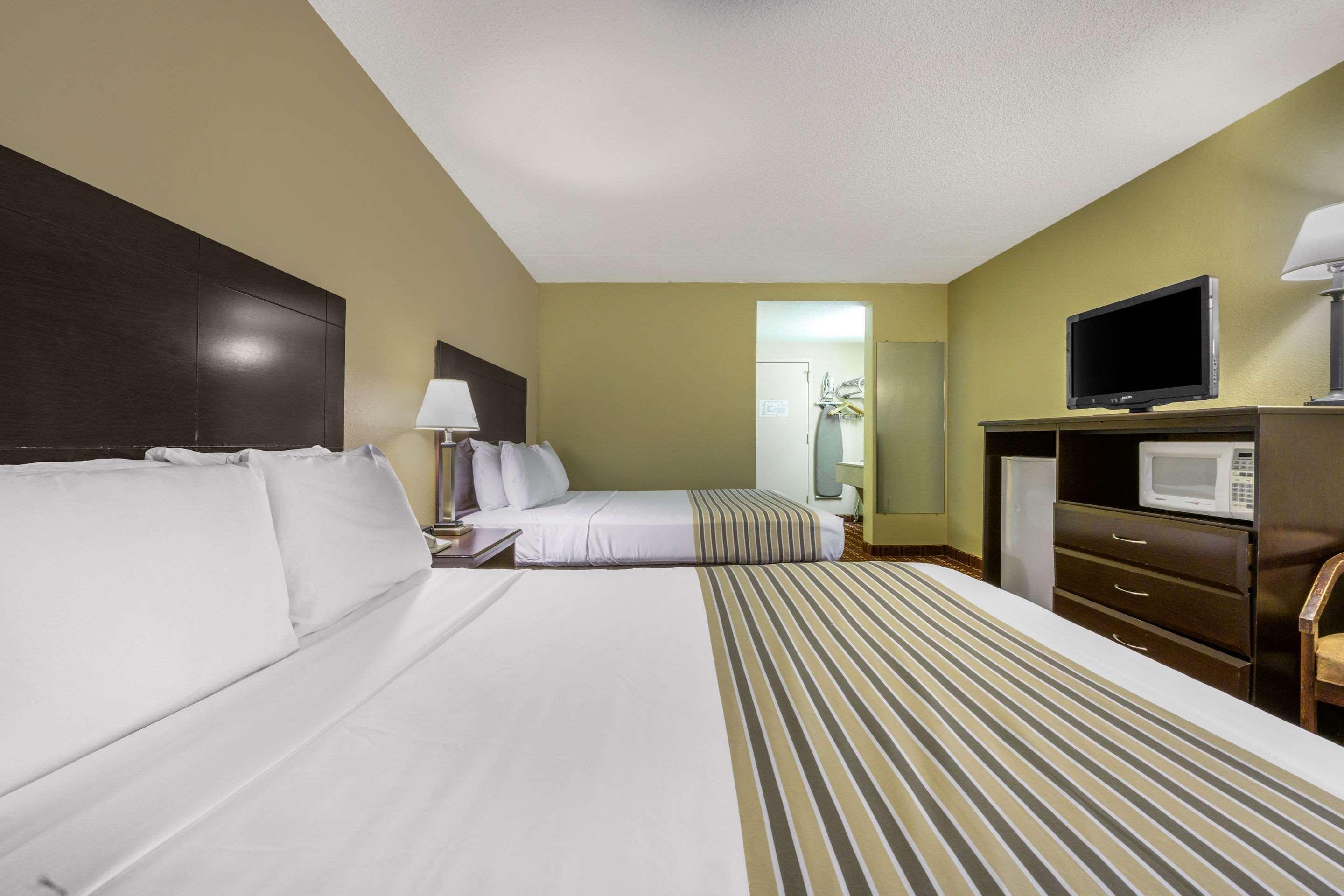 Econo Lodge Inn & Suites Triadelphia - Wheeling Екстериор снимка