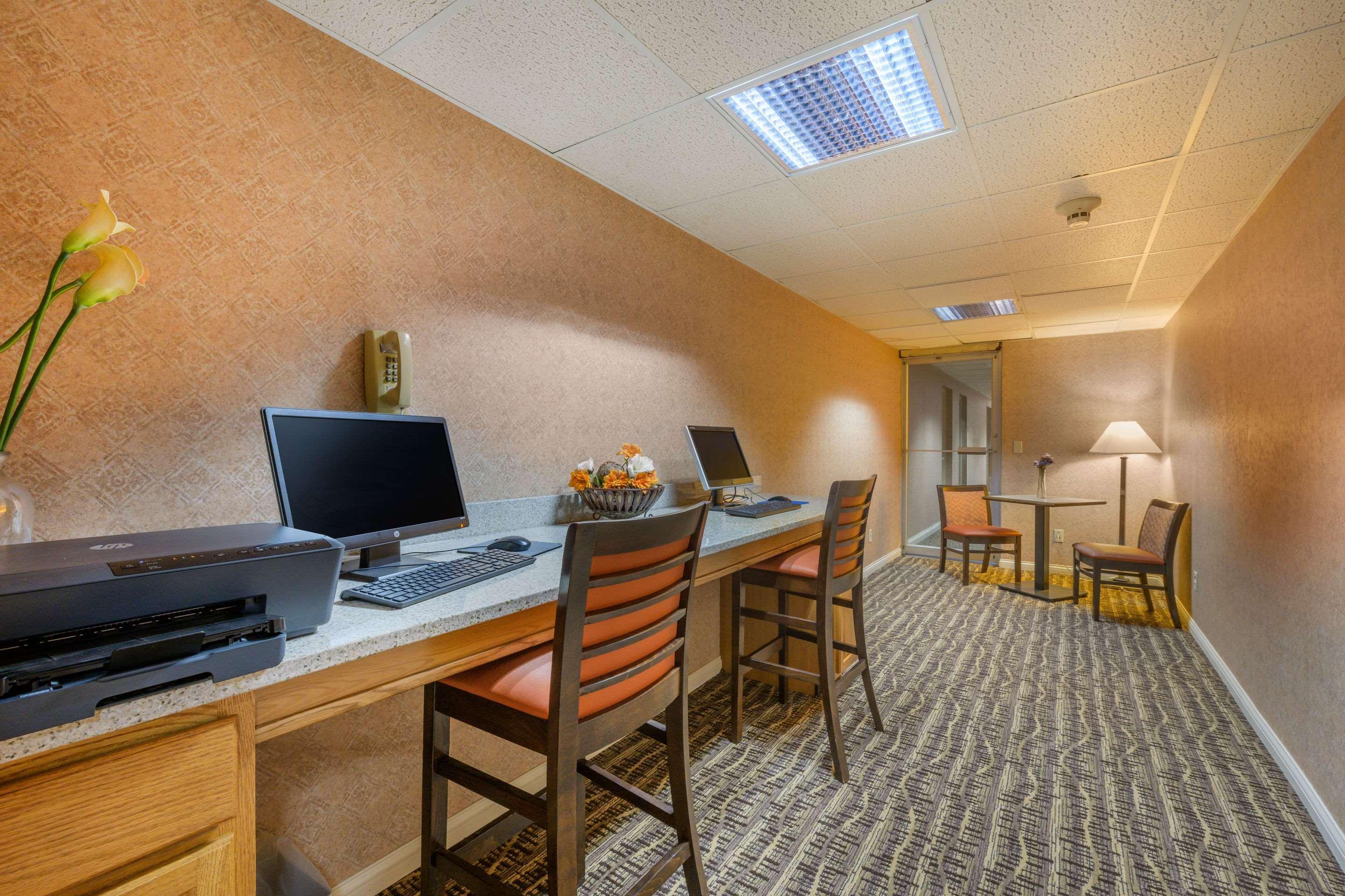 Econo Lodge Inn & Suites Triadelphia - Wheeling Екстериор снимка