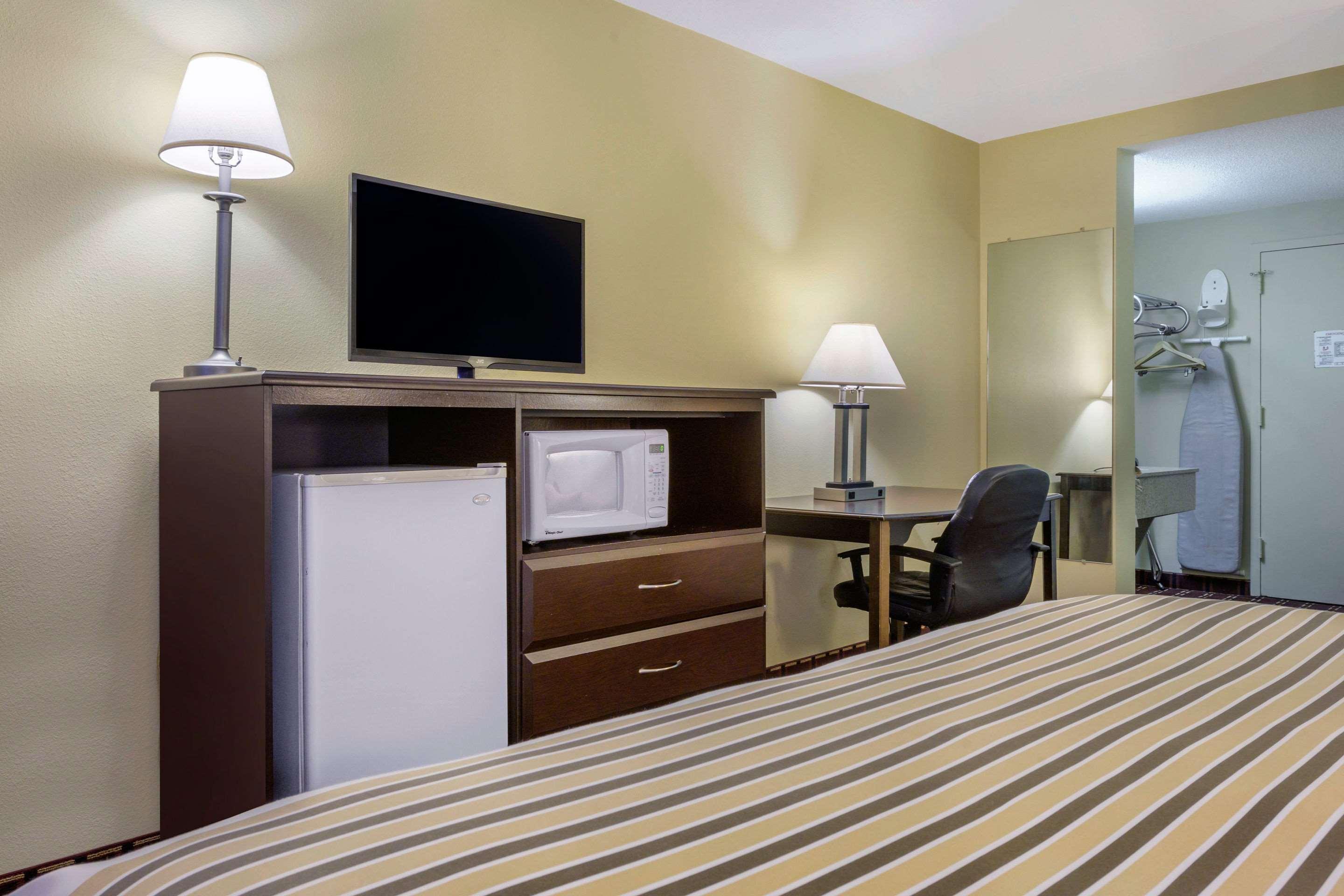 Econo Lodge Inn & Suites Triadelphia - Wheeling Екстериор снимка