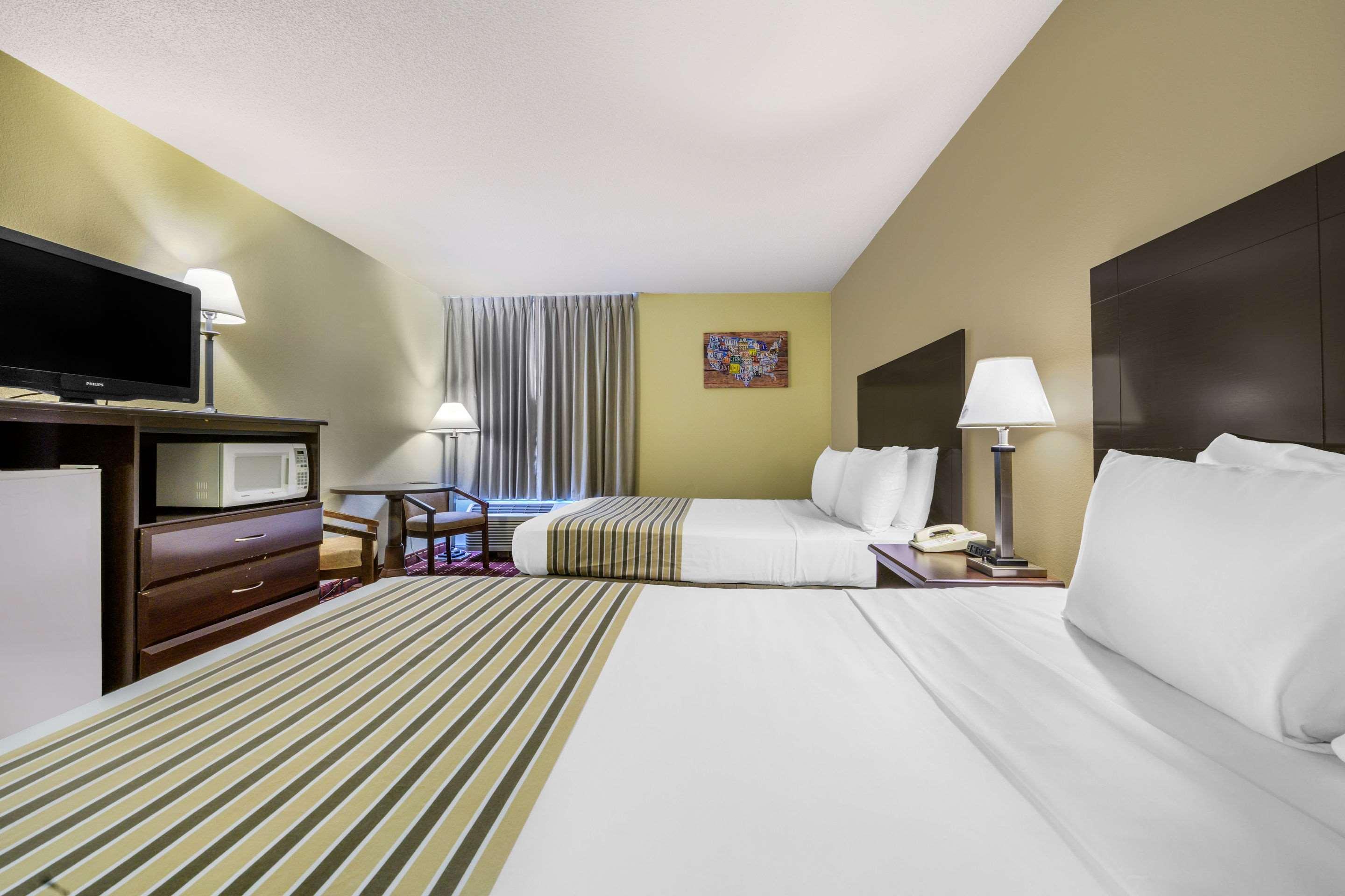 Econo Lodge Inn & Suites Triadelphia - Wheeling Екстериор снимка