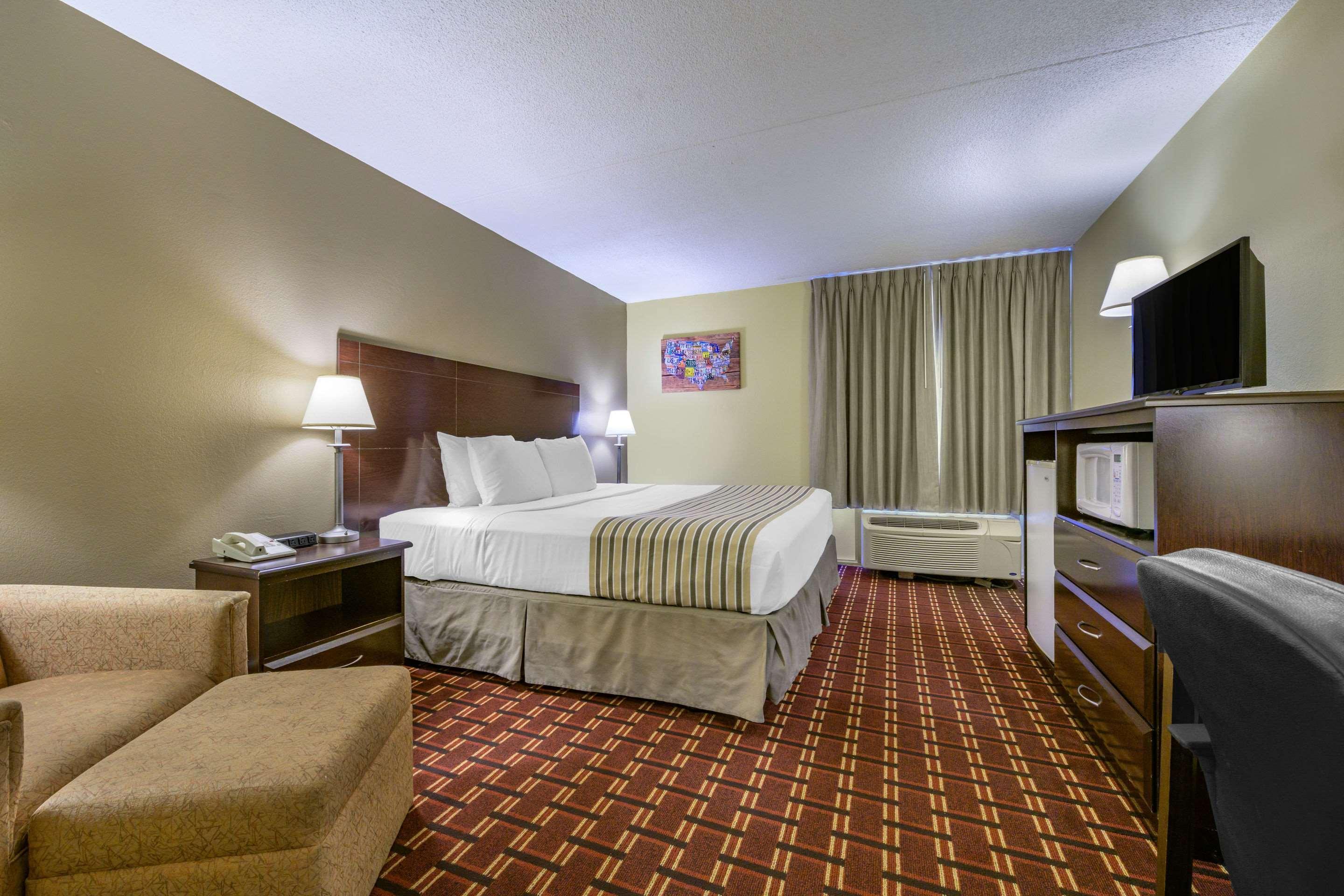 Econo Lodge Inn & Suites Triadelphia - Wheeling Екстериор снимка