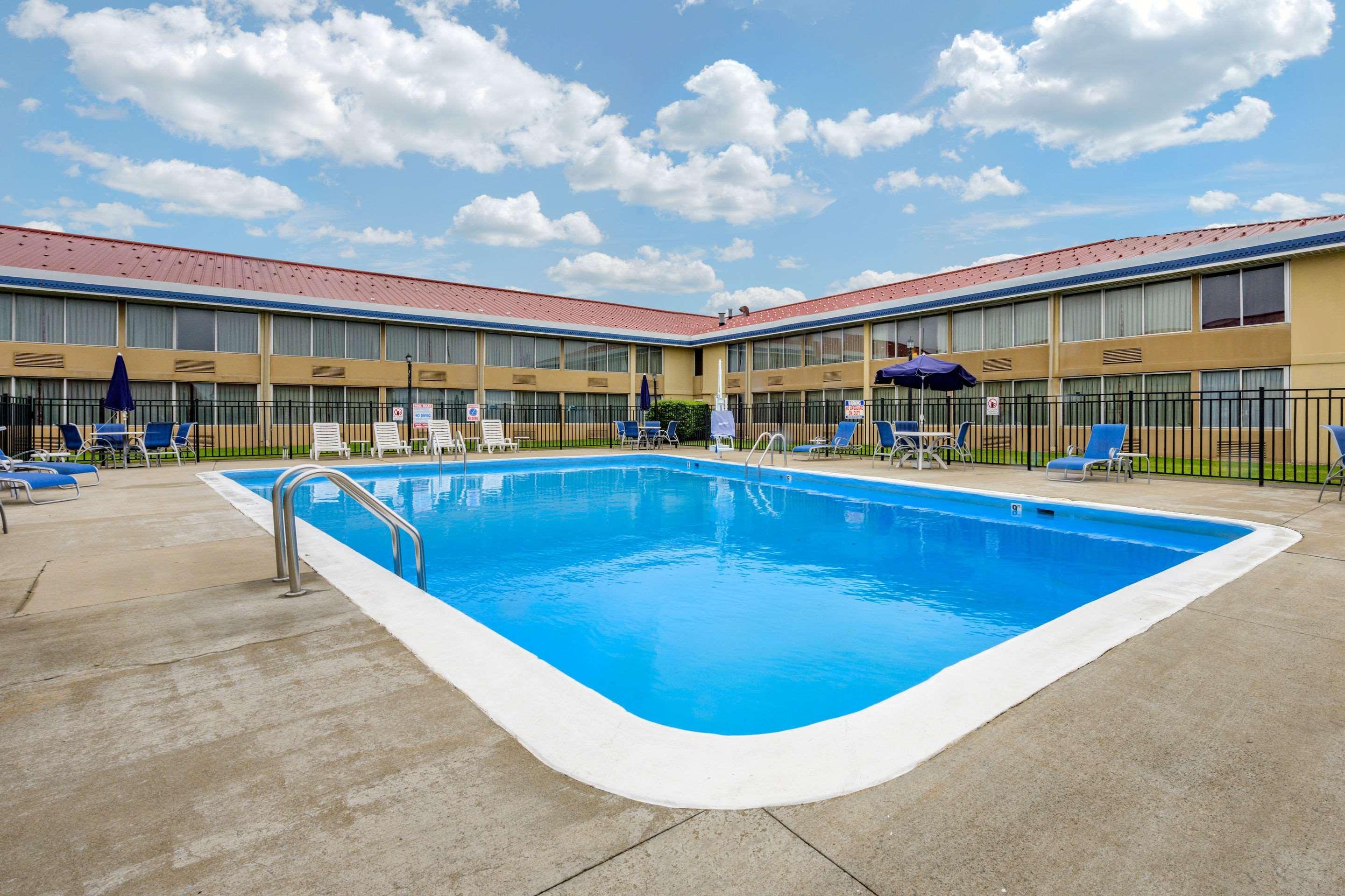 Econo Lodge Inn & Suites Triadelphia - Wheeling Екстериор снимка