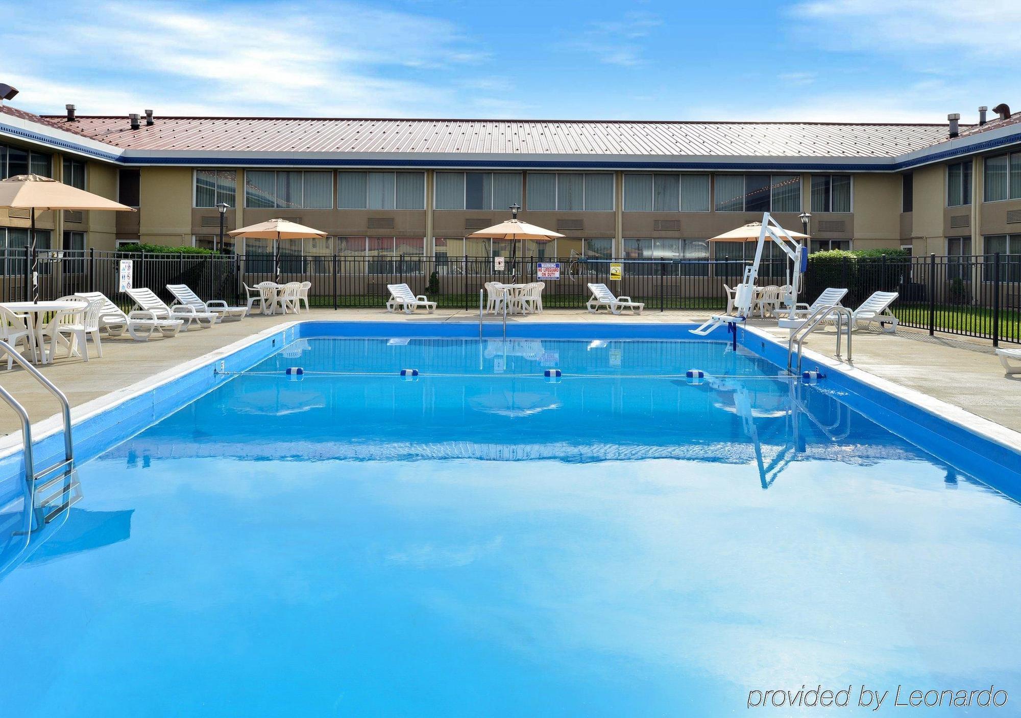 Econo Lodge Inn & Suites Triadelphia - Wheeling Екстериор снимка