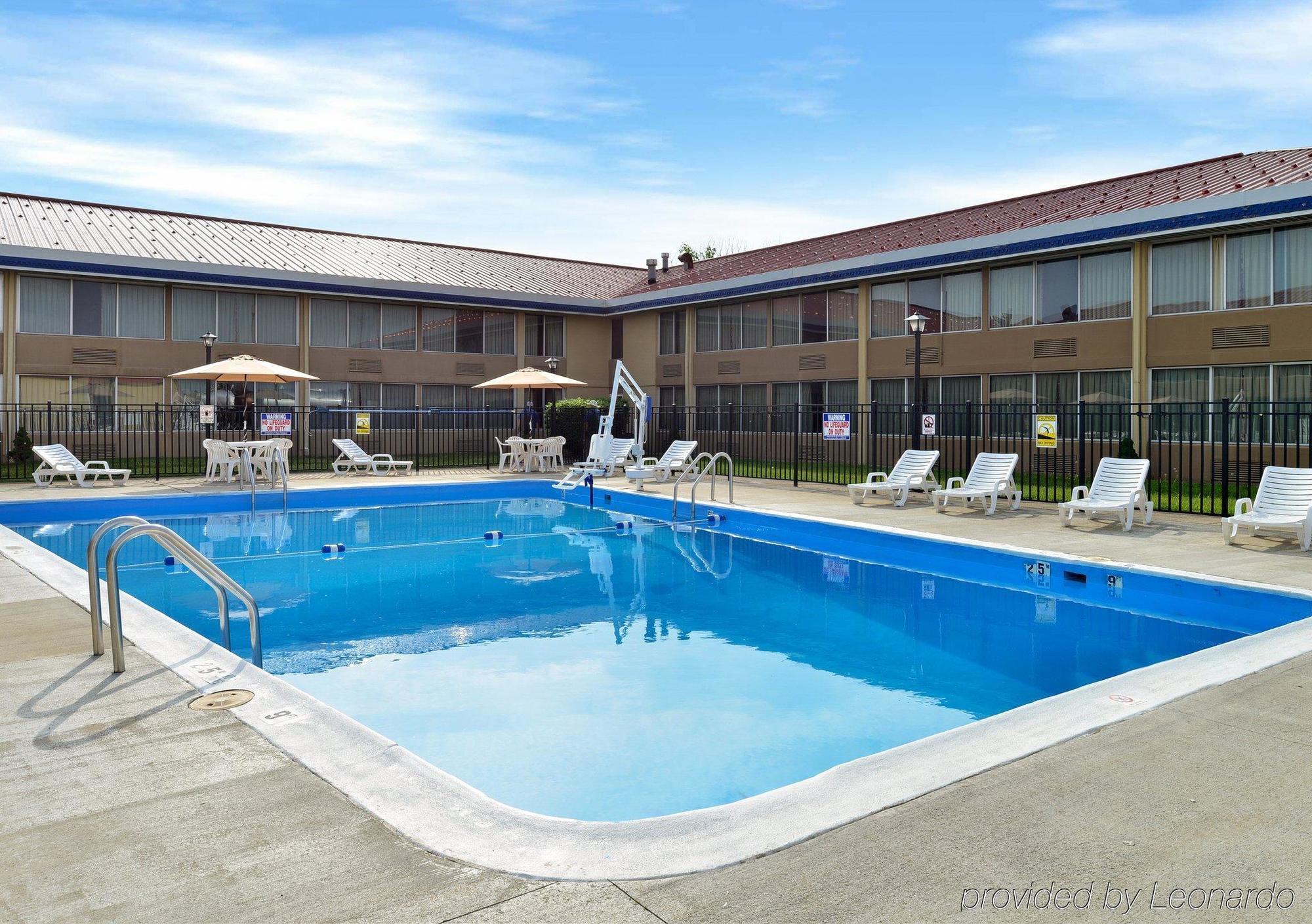 Econo Lodge Inn & Suites Triadelphia - Wheeling Екстериор снимка