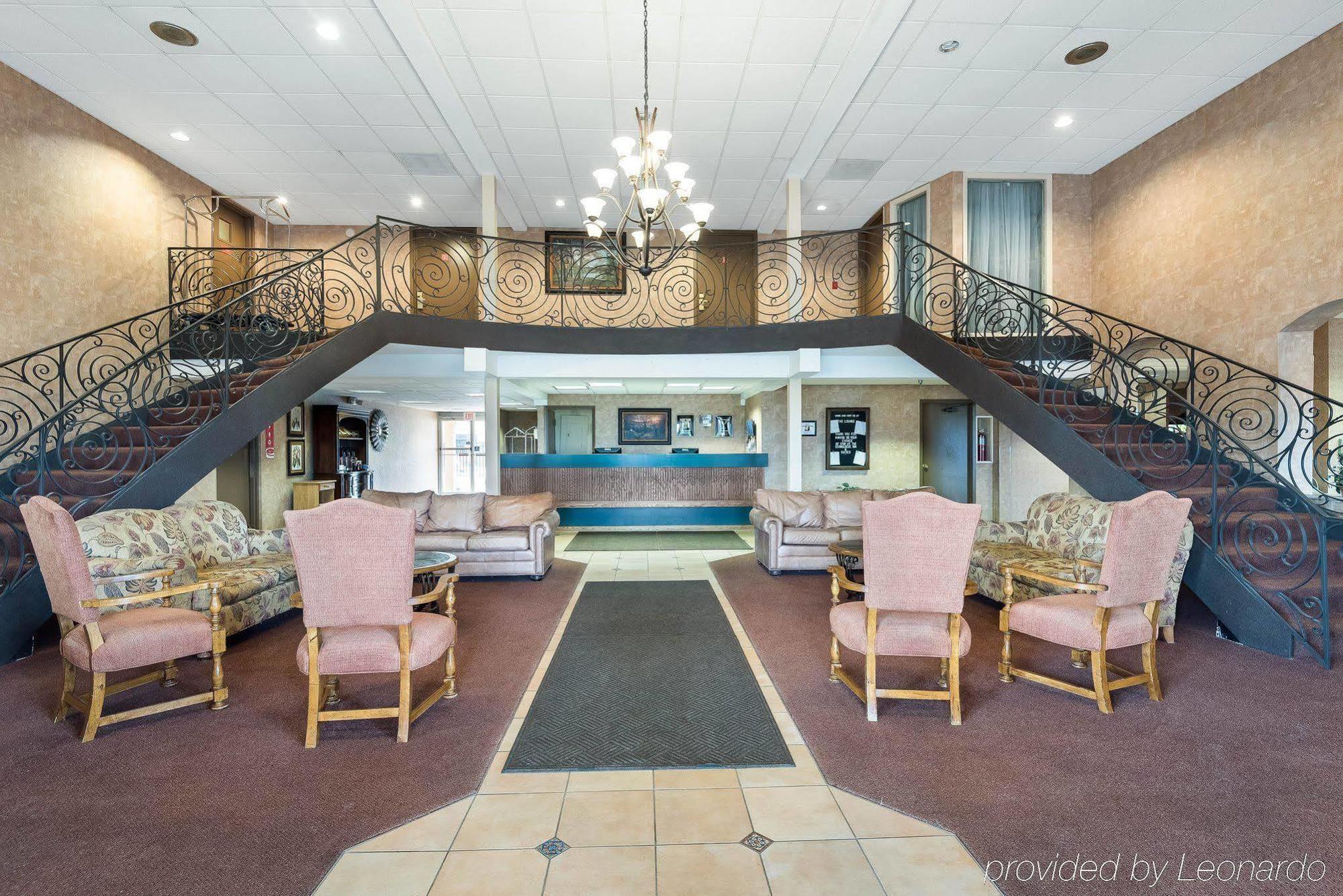 Econo Lodge Inn & Suites Triadelphia - Wheeling Екстериор снимка
