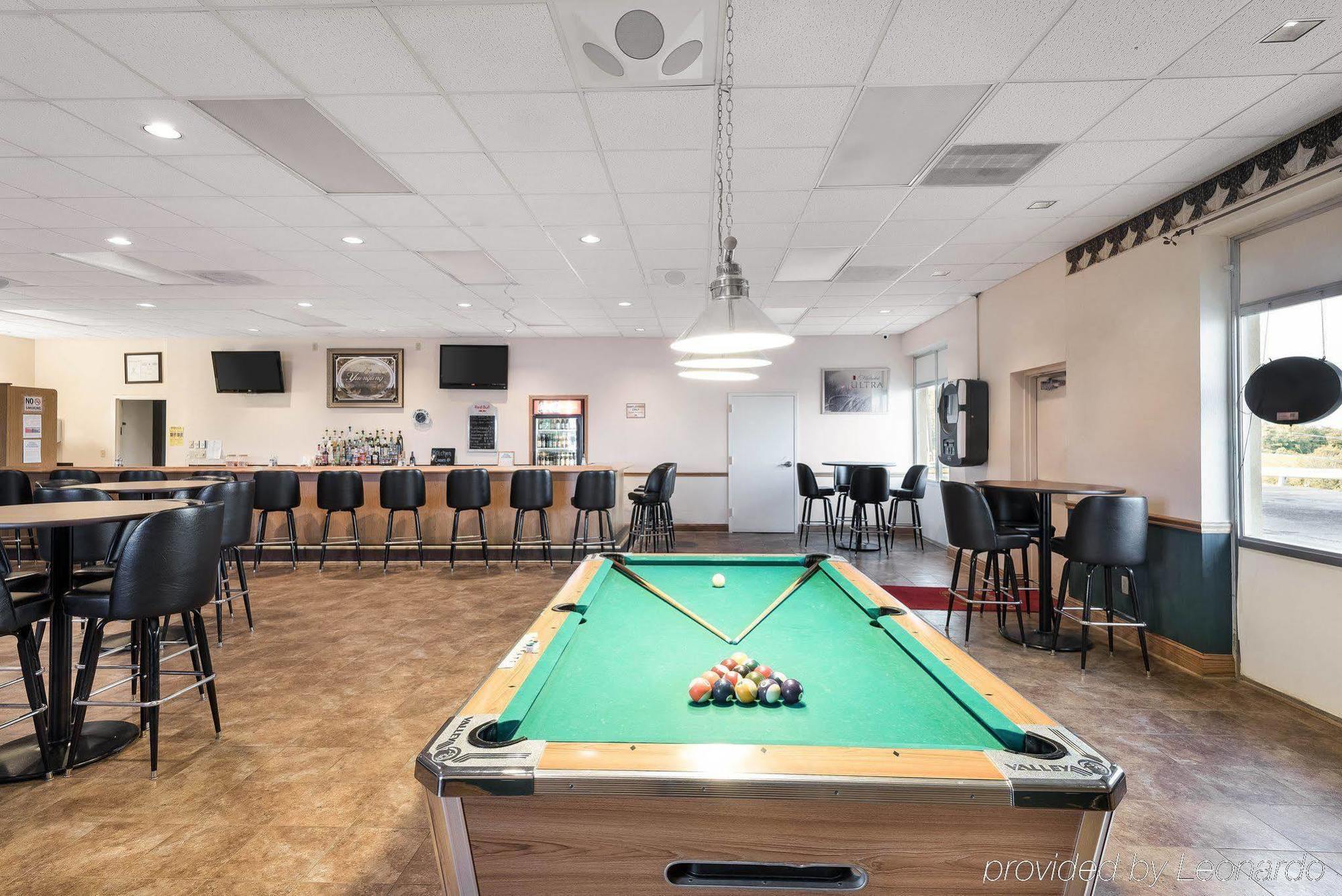 Econo Lodge Inn & Suites Triadelphia - Wheeling Екстериор снимка