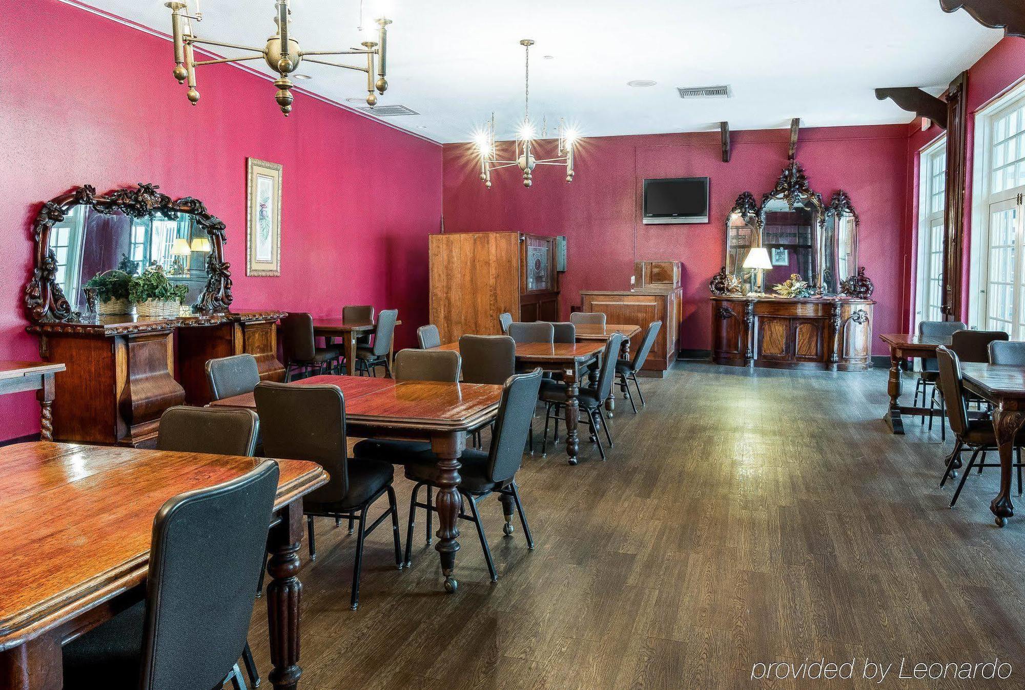Econo Lodge Inn & Suites Triadelphia - Wheeling Екстериор снимка
