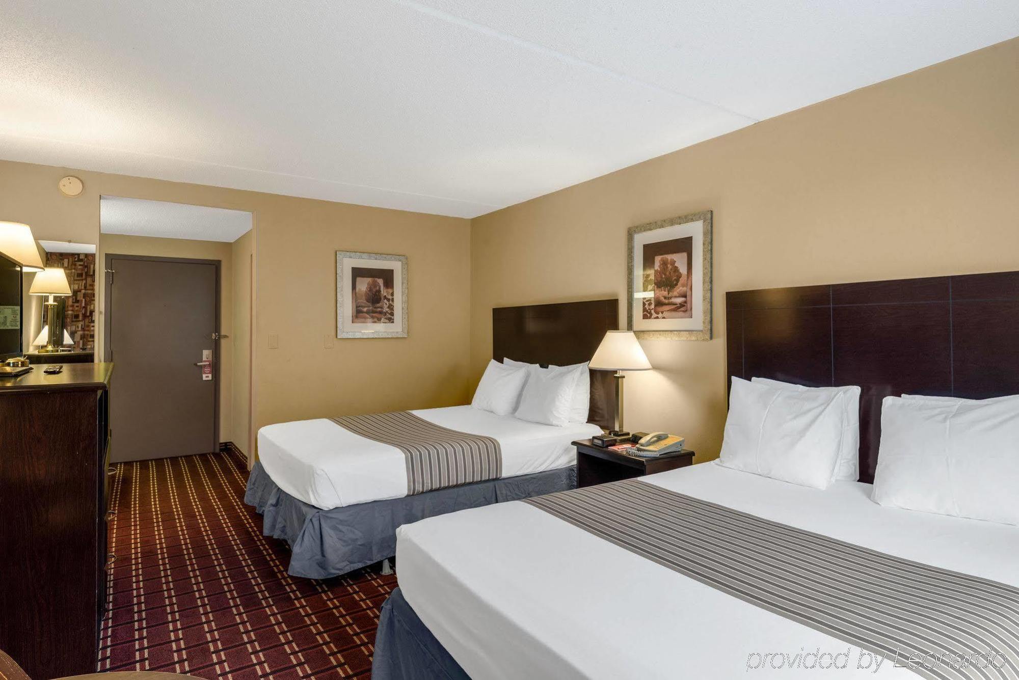 Econo Lodge Inn & Suites Triadelphia - Wheeling Екстериор снимка