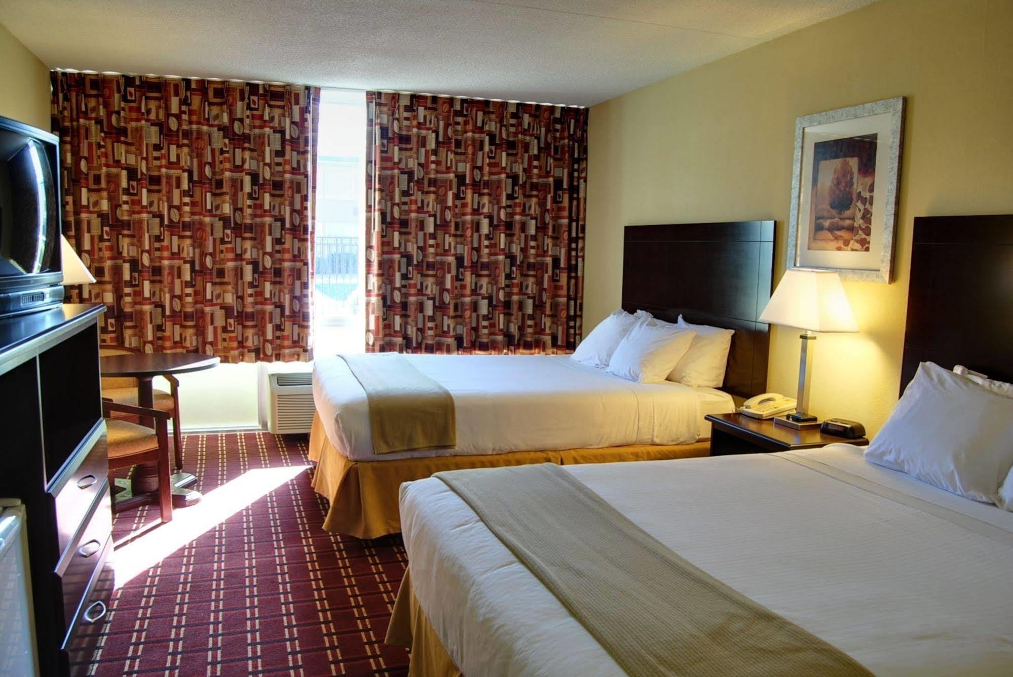 Econo Lodge Inn & Suites Triadelphia - Wheeling Екстериор снимка