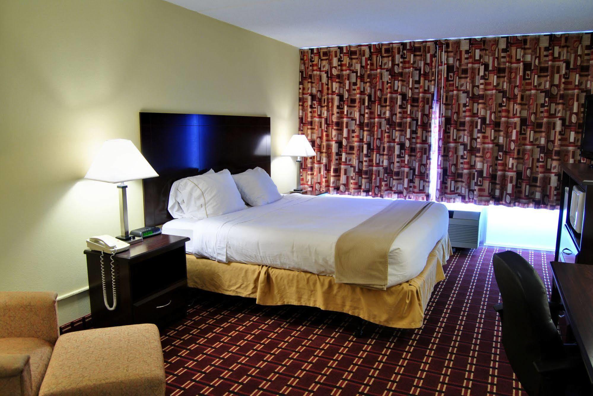 Econo Lodge Inn & Suites Triadelphia - Wheeling Екстериор снимка