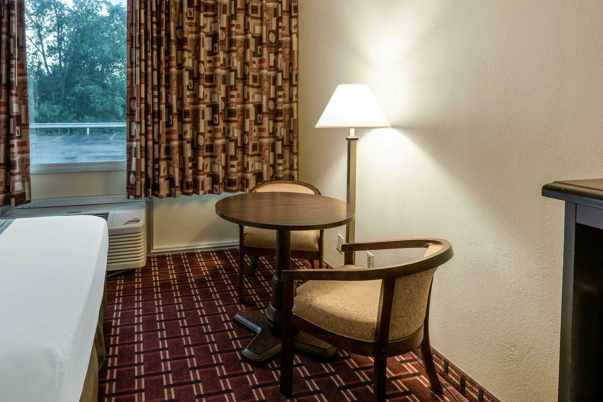 Econo Lodge Inn & Suites Triadelphia - Wheeling Екстериор снимка