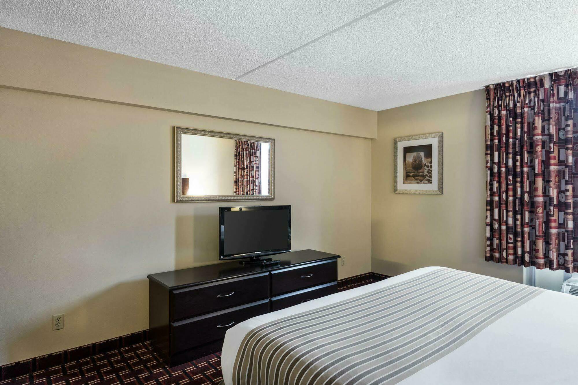 Econo Lodge Inn & Suites Triadelphia - Wheeling Екстериор снимка