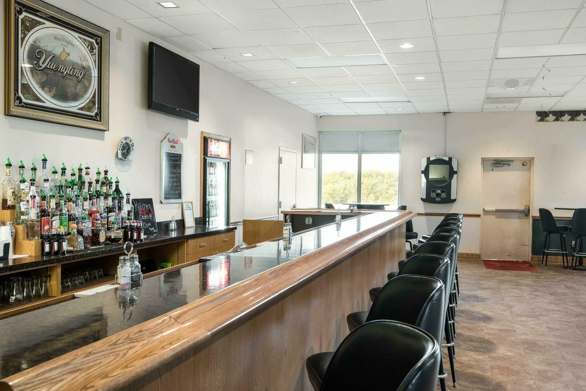 Econo Lodge Inn & Suites Triadelphia - Wheeling Екстериор снимка