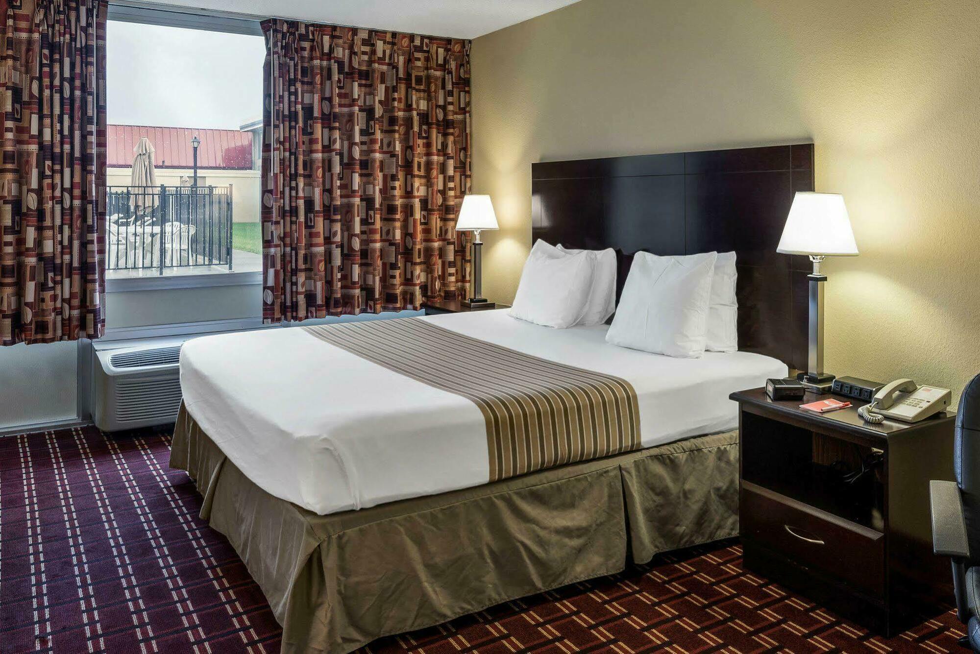 Econo Lodge Inn & Suites Triadelphia - Wheeling Екстериор снимка
