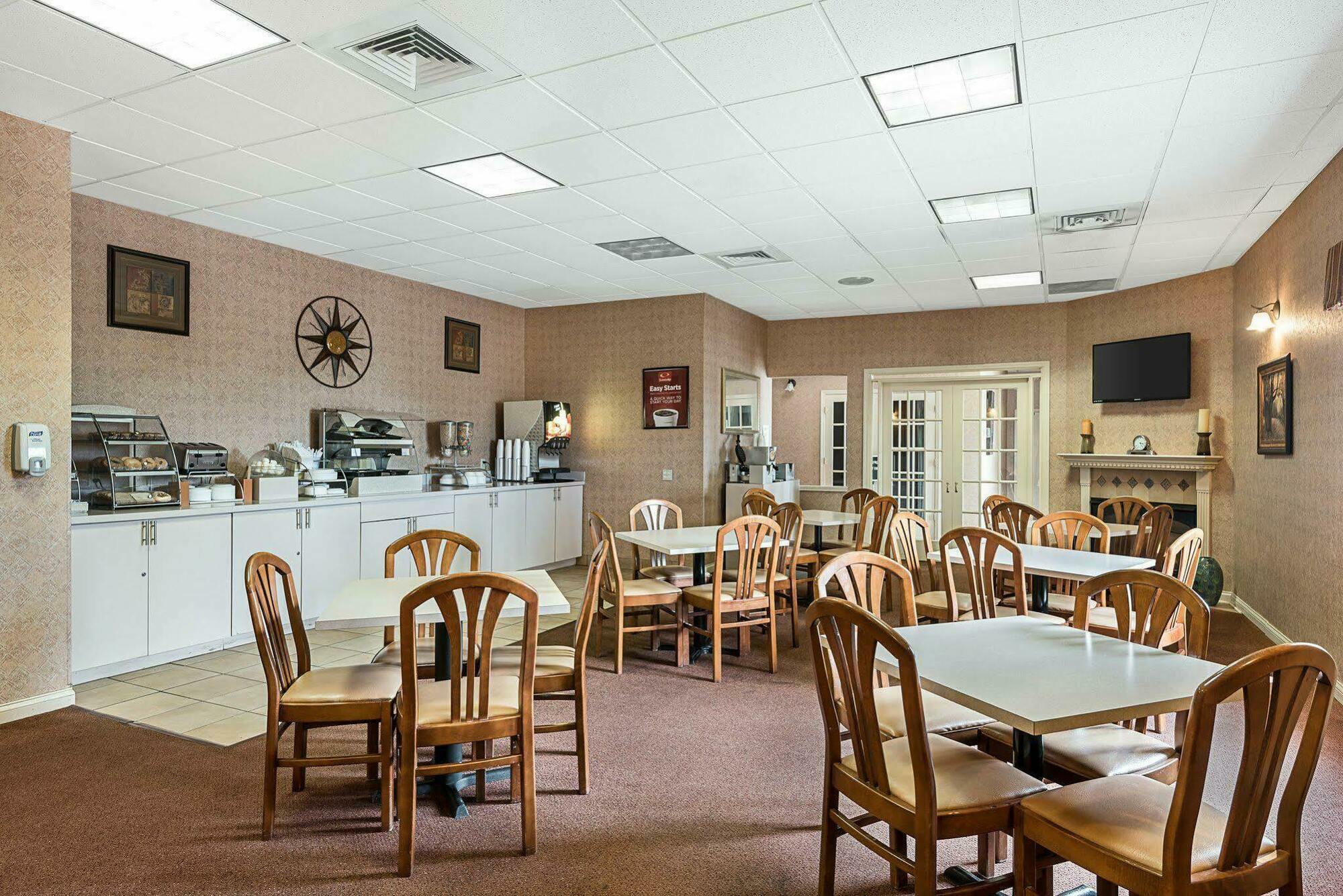 Econo Lodge Inn & Suites Triadelphia - Wheeling Екстериор снимка