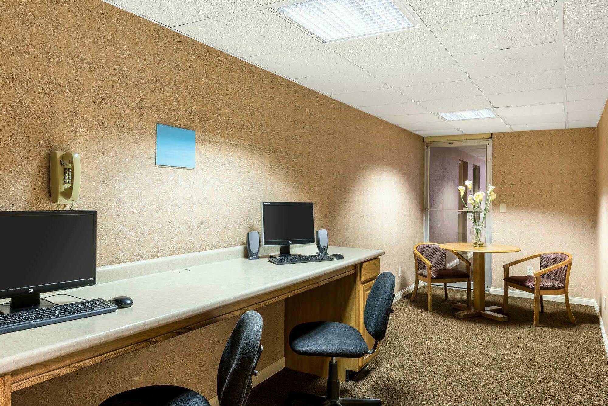Econo Lodge Inn & Suites Triadelphia - Wheeling Екстериор снимка
