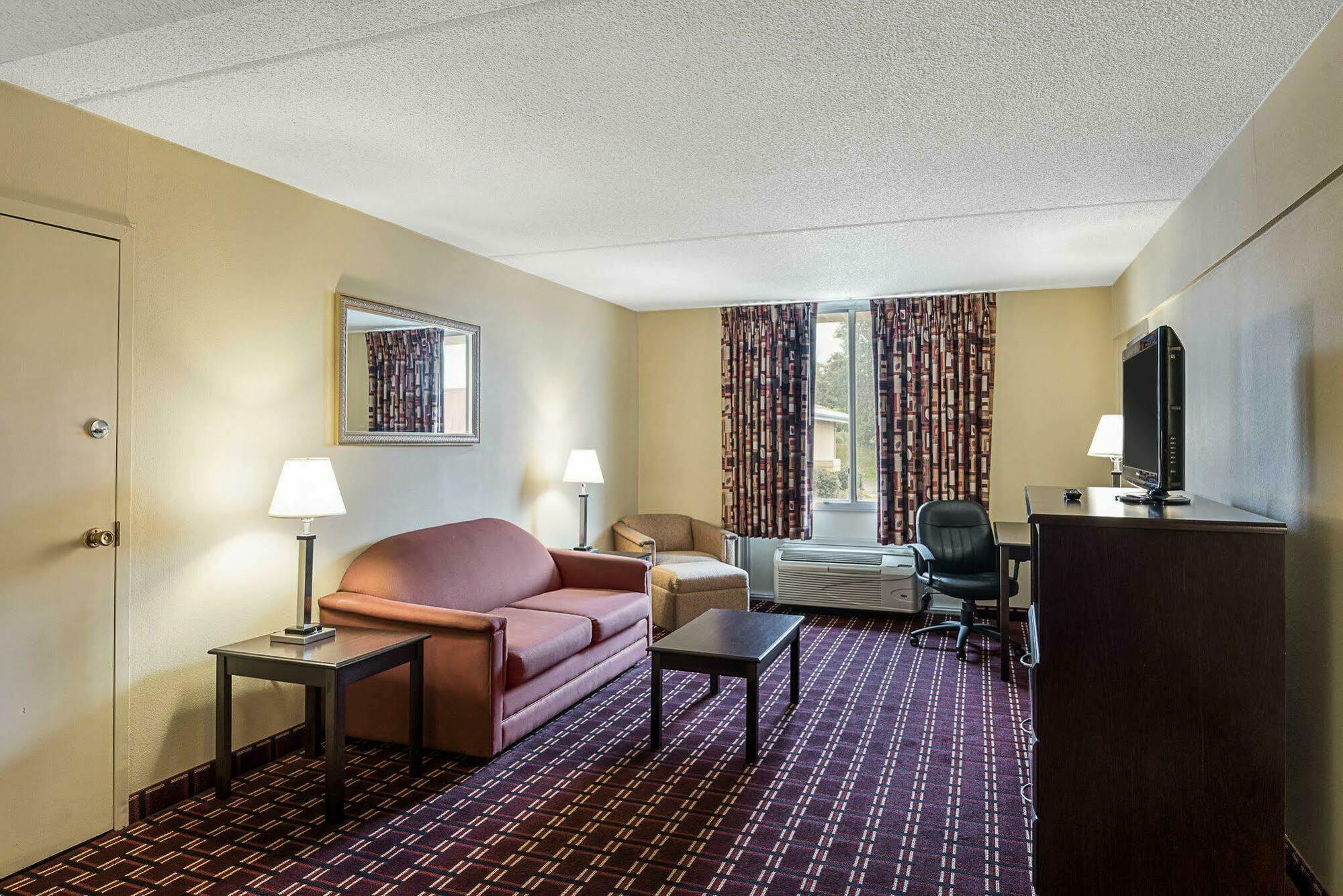 Econo Lodge Inn & Suites Triadelphia - Wheeling Екстериор снимка