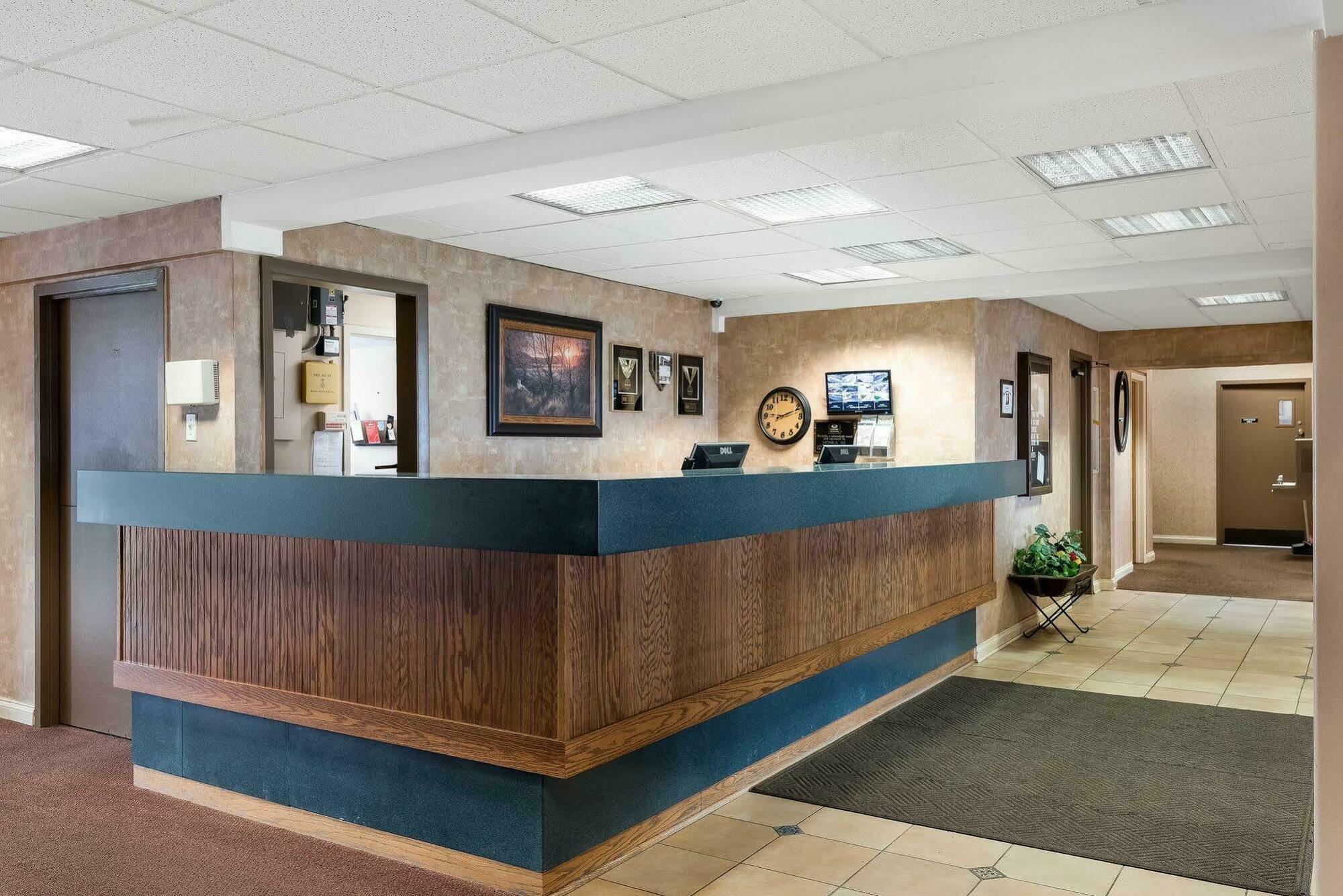 Econo Lodge Inn & Suites Triadelphia - Wheeling Екстериор снимка