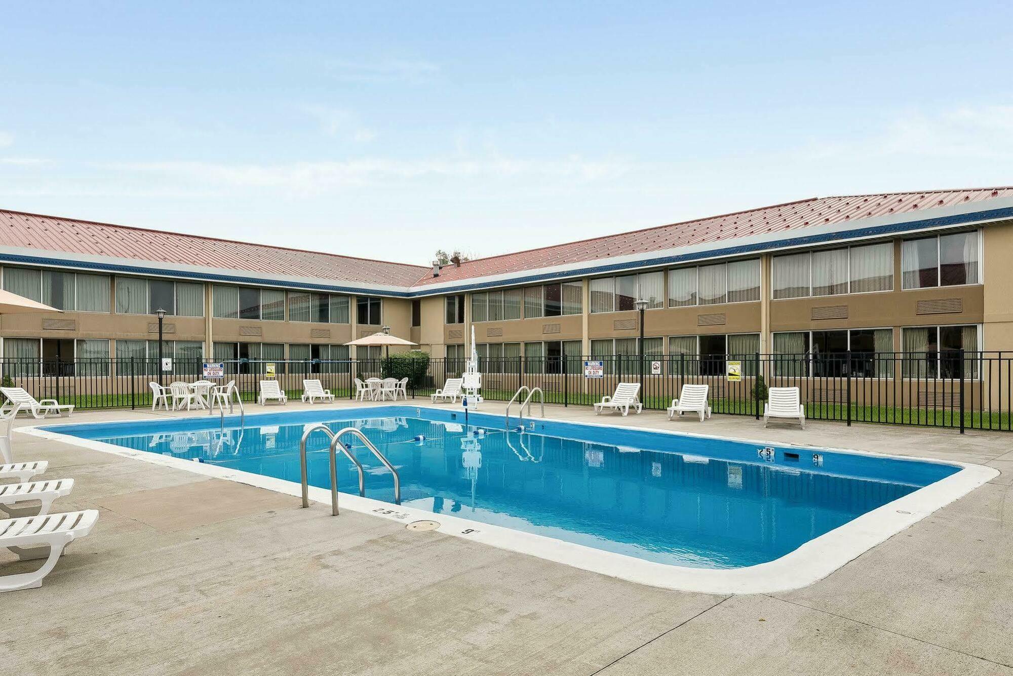 Econo Lodge Inn & Suites Triadelphia - Wheeling Екстериор снимка