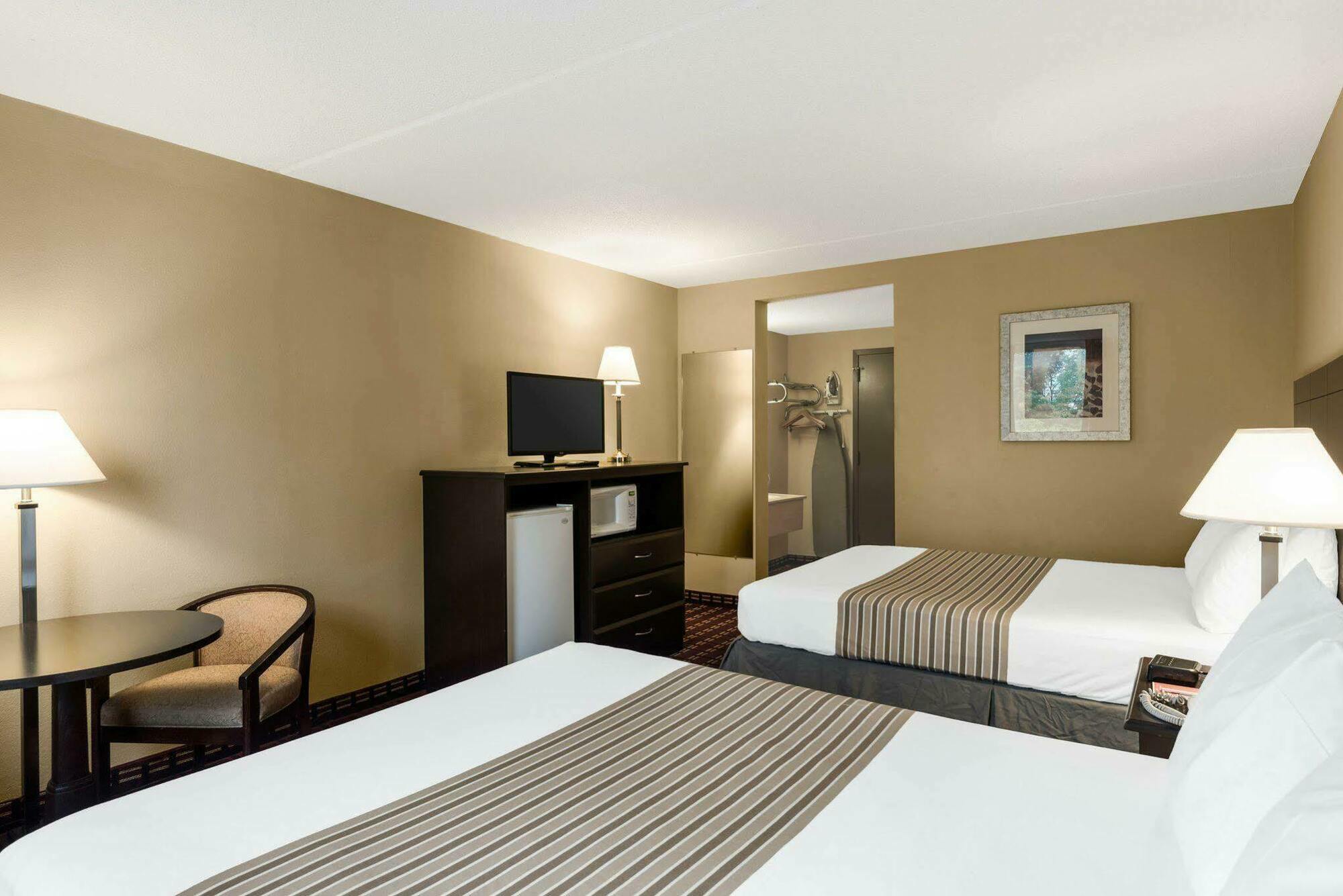 Econo Lodge Inn & Suites Triadelphia - Wheeling Екстериор снимка